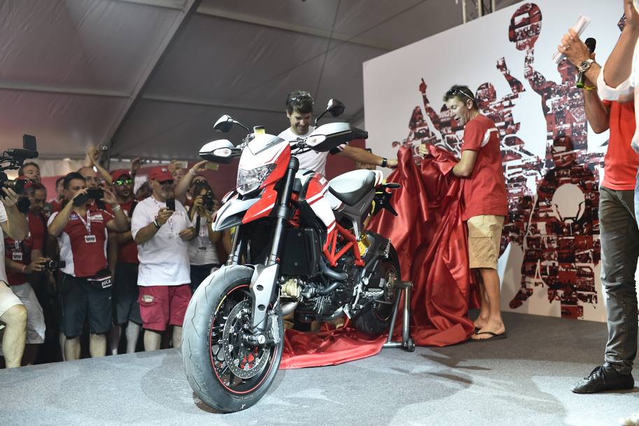 Presentata da Carlos Checa e Troy Bayliss la nuova colorazione della Hypermotard Sp alla World Ducati Week. La moto adesso  anche in bianco-rosso per richiamare il fascino di Ducati Corse.